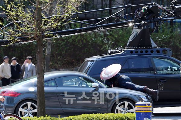 헐리우드 블록버스터 영화 ‘어벤져스:에이지 오브 울트론’ (감독 조스 웨던, 이하 어벤져스2)의 촬영 현장이 처음으로 공개된 4일 오후 서울 상암동 월드컵 북로 부근에서 ‘크리스 에반스’가 맡은 ‘캡틴 아메리카’의 모습이 포착되었다. 이수길 기자 leo2004@newsway.com