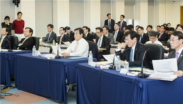 하나금융지주는 지난 3일 서울 하나은행 을지로 본점에서 직원이 제안하는 혁신안을 경영진이 직접 듣고 평가하는 '하나 크리노베이션 프로그램(Hana Crenovation Program)' 최종 발표회를 가졌다. 하나금융그룹 김정태 회장(첫줄 좌측 세번째), 하나은행 김종준 은행장(좌측 두번째), 외환은행 김한조 은행장(좌측 네번째), 하나대투증권 장승철 사장(좌측 다섯번째), 하나SK카드 정해붕 사장(좌측 첫번째) 등 그룹 주요 경영진이 발표회에 참석해 발표내용을 듣고 있다. 