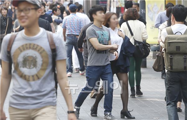 여름날씨를 보인 14일 오후 짧은 옷차림을 한 시민들이 서울 명동거리를 걷고 있다. 김동민 기자 life@newsway.co.kr