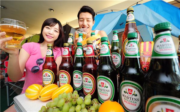 15일 오전 서울 한강로동 이마트 용산점에서 모델들이 새롭게 출시한 마튼즈 맥주를 들고 활짝 웃고 있다. / 사진=이마트 제공