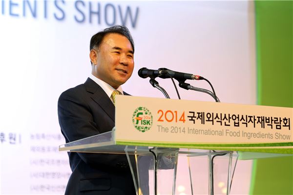 제너시스BBQ 그룹은 15일 윤홍근 회장이 aT센터에서 열린 ‘2014 국제외식식자재박람회’에 참석했다고 밝혔다.