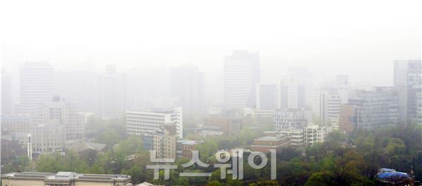 서울 대부분 지역의 미세먼지 농도가 ‘나쁨’을 보이는 가운데  서울 중구 일대 하늘이 뿌옇게 보인다. 김동민 기자 life@newsway.co.kr