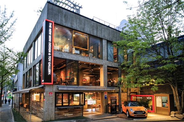 서울 반포동 서래마을 '더 페이지 브런치 카페'에 마련된 MINI 브랜드 라운지 '뉴 MINI 디자인 & 토이 갤러리'. 사진=BMW 그룹 코리아 제공