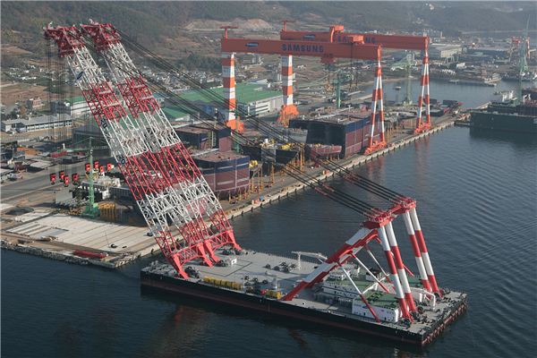 삼성중공업이 자사의 8000톤급 해상크레인 '삼성5호' 을 세월호 사고지역 진도해상으로 급파했다. 사진=삼성중공업 제공