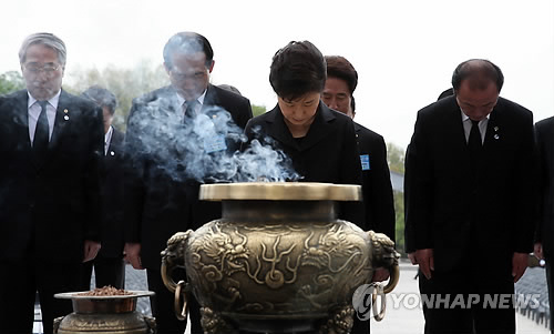 ‘4·19 54주년’ 박근혜 대통령 민주묘지 참배. 사진=연합뉴스 제공