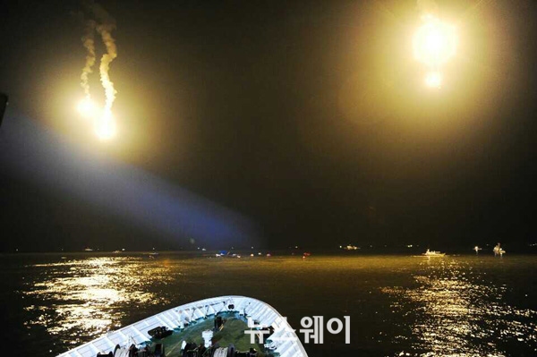 지난 16일 전남 진도 해상 부근서 침몰한 세월호에서 실종자를 찾기 위해 해경은 조명탄을 소며 야간 수색을 벌이고 있다.