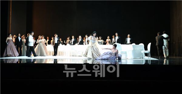 국립오페라단의 ‘LA TRAVIATA(라트라비아타)’ 프레스 오픈 리허설이 22일 오후 서울 예술의전당 오페라극장에서 열렸다. ‘라트라비아타’ 출연진들이 멋진 무대를 선보이고 있다. 김동민 기자 life@newsway.co.kr