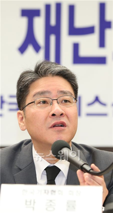 세월호 참사보도 문제점과 재난보도 준칙 제정 방안 토론회가 23일 오전 한국프레스센터 19층 기자회견장에서 열렸다. 토론회에 참석한  박종률 한국기자협 회장이 발언하고 있다. 김동민 기자 life@newsway.co.kr