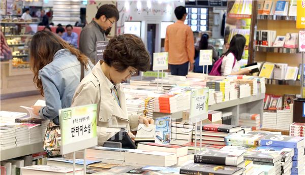 오늘은 세계 책의 날, 독서하는 시민들 기사의 사진