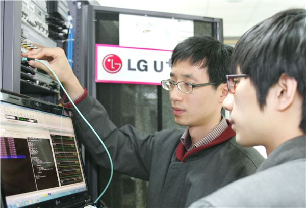 LG유플러스는 올 하반기 광대역 LTE-A 서비스 상용화가 가시화됨에 따라 LTE 기지국 경계지역에서도 CA를 제공할 수 있는 ‘클라우드 DU’ 기술을 세계 최초로 개발했다고 23일 밝혔다. 사진=LG유플러스 제공