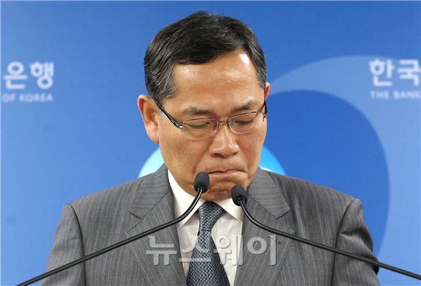 정영택 한국은행 경제통계국장이 24일 오전 서울 중구 남대문로 한국은행 기자실에서 ‘2014년 1/4분기 및 연간 국내총생산’를 발표했다. 발표 후 취재진의 세월호 관련된 질문이 나오자 슬픔을 표하며 잠시 울먹이고 있다. 김동민 기자 life@newsway.co.kr