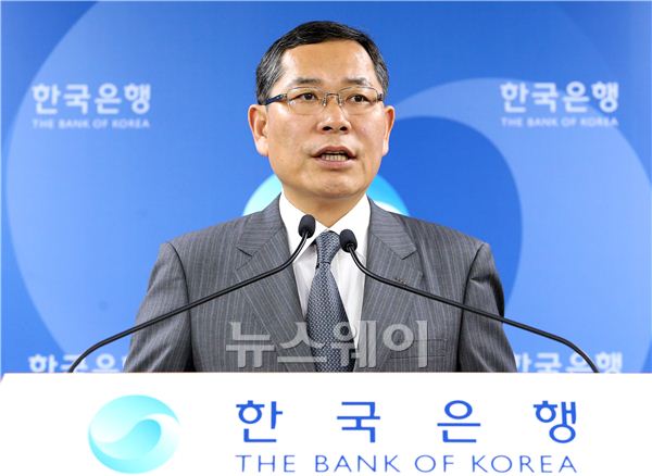 정영택 한국은행 경제통계국장이 24일 오전 서울 중구 남대문로 한국은행 기자실에서 ‘2014년 1/4분기 및 연간 국내총생산’을 발표하고 있다. 김동민 기자 life@newsway.co.kr