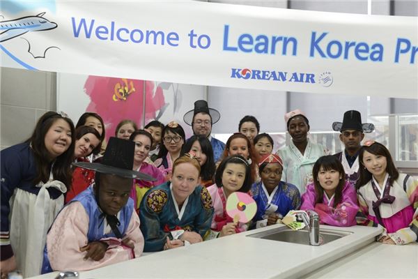해외에서 근무하고 있는 대한항공 직원 20명이 지난 23일부터 2박 3일간 진행된 한국 문화 체험 행사 '런 코리아 프로그램'에 참여했다. 사진은 서울 명동 김치체험관을 찾은 외국인 직원들이 한복을 착용하고 기념 촬영을 하고 있는 모습. 사진=대한항공 제공