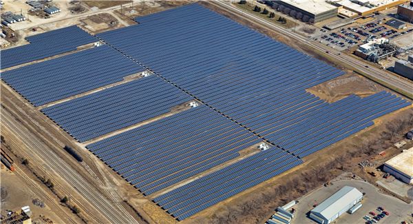 한화큐셀이 미국 최초로 환경오염지역에 설치한 10.86MW 규모의 인디애나폴리스 메이우드의 태양광 발전소. (사진 = 한화)