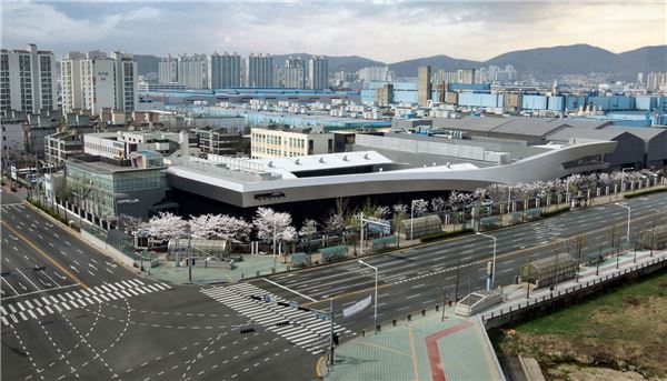 새 단장을 마치고 25일 오픈한 인천 부평 한국GM 디자인센터 전경. 사진=한국GM 제공