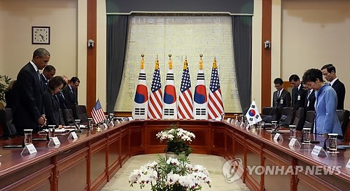 박근혜 대통령과 버락 오바마 미국 대통령이 25일 오후 청와대에서 열린 한미 정상회담에 앞서 ‘세월호 참사‘에 따른 사망자와 실종자에 대한 애도의 표시로 묵념하고 있다. 사진=연합뉴스 제공