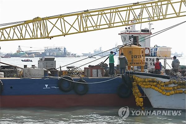 25일 전남 진도군 조도면 병풍도 북쪽 3km 앞 사고 해상에서 이종인 알파잠수기술공사 대표와 관계자들이 다이빙 벨을 점검하고 있다. 사진=연합뉴스 제공