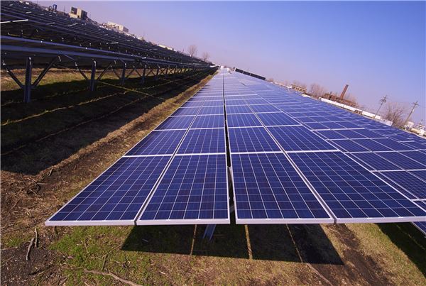 한화큐셀이 미국 최초로 환경오염지역에 설치한 10.86MW 규모 인디애나폴리스 메이우드 태양광 발전소.