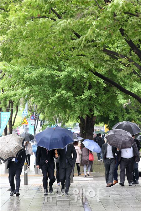 강한 바람을 동반한 비가내리는 28일 오전 시민들이 우산을 쓰고 걷고 있다. 이수길 기자 leo2004@newsway.co.kr