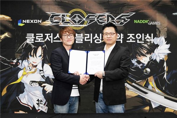 이정헌 넥슨 사업본부장(좌)과 정승훈 나딕게임즈 대표가 조인식 체결 후 기념촬영을 하고 있다. 사진=넥슨 제공