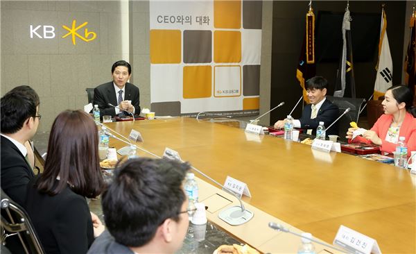 지난 4월 24일 서울 명동본점에서 열린 'CEO와의 대화' 행사에서 임영록 회장이 사내 직원기자들과 대화를 나누고 있다.  
