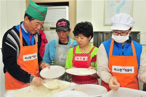 안양수 KDB생명 수석부사장(왼측)이 서울역 인근 ‘따스한 채움터’에서 직원들과 함께 저소득 독거노인들을 대상으로 배식봉사를 하고 있다.