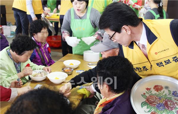 대한주택보증 아우르미 봉사단이 어버이날을 맞아 부산 남구종합사회복지관에서 어르신들에게 식사 대접을 하고 있다. 사진=대주보 제공