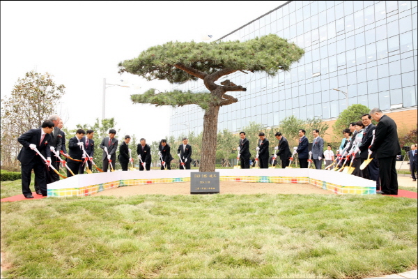 삼성전자, 중국 시안 반도체공장 기념식수 기사의 사진