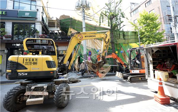 10일 오후 서울 신사동 가로수길 공사현장에서 철거중이던 건물이 붕괴됐다. 가로수길 현장의 모습. 김동민 기자 life@newsway.co.kr