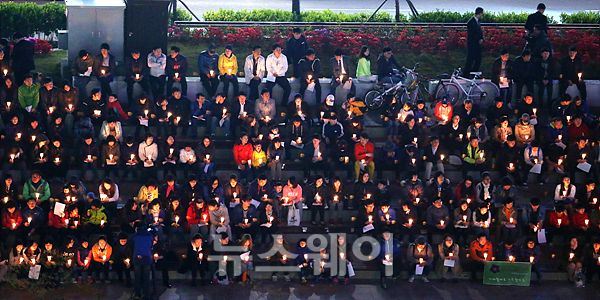 지난달 22일 경기 안산시 고잔동 문화의 광장에서 열린 집회에 참석한 시민이 촛불을 밝히고 있다. 사진=이수길 기자 leo2004