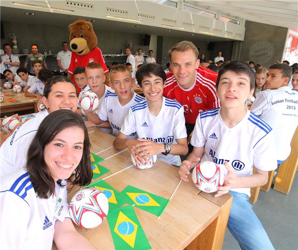 FC바이에른 뮌헨에서 개최된 알리안츠 주니어 풋볼 캠프 참가자들이 FC바이에른 뮌헨 선수 마누엘 노이어와 즐거운 시간을 보내고 있다.
