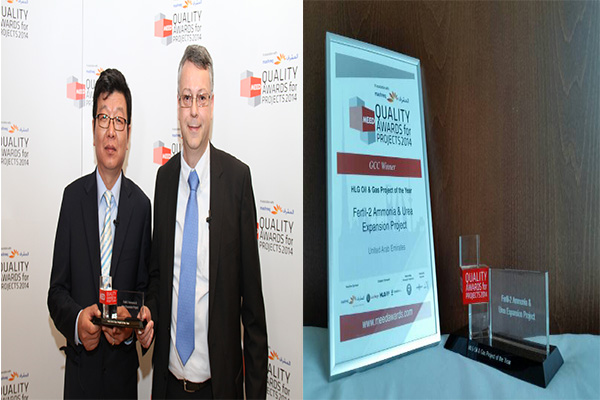 김영 삼성엔지니어링 상무(사진 왼쪽)와 알프레드 호프만 프로젝트 기술선 파트너 티센크루프 CEO가 MEED ‘올해의 프로젝트상’을 수상한 뒤 기념사진을 찍고 있다. 사진=삼성엔지니어링 제공