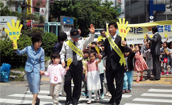 쌍용자동차와 세이프키즈코리아, 부산 사하경찰서는 지난 13일 부산 장림동 보림초등학교에서 초등학생 130여명을 대상으로 교통안전 이론 교육과 학교 앞 횡단보도 등 등·하교 구간에서 ‘엄마손’을 활용한 현장 실습을 진행했다. 사진=쌍용자동차 제공