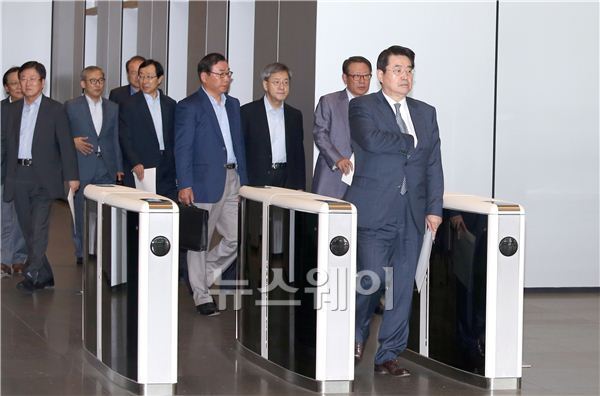 14일 삼성사장단 회의를 마친 삼성계열 CEO들이 서초사옥을 빠져나가고 있다. (사진= 김동민 기자)