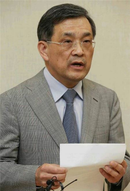 권오현 삼성전자 부회장이 14일 서초사옥에서 기자회견을 열고 백혈병 피해자들에게 정당한 보상을 하겠다는 입장을 밝혔다. 사진=삼성전자