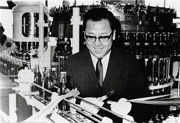 1965년 박용곤 회장은 국내에 처음으로 코카콜라를 들여왔다. 사진=두산그룹 제공 