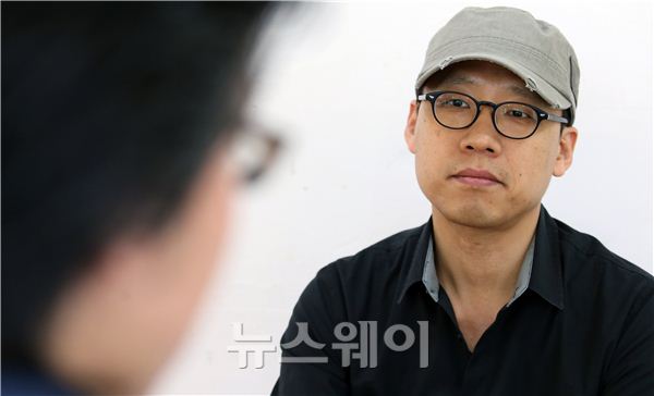 오는 29일 개봉하는 영화 ‘끝까지 간다(감독 김성훈)’의 김성훈 감독 13일 오후 서울 삼청동의 한 카페에서 ‘뉴스웨이’와의 인터뷰를 실시하고 있다. 김동민 기자 life@newsway.co.kr