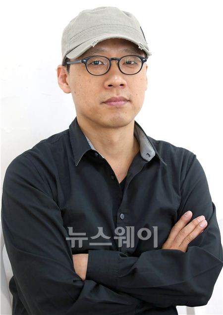 오는 29일 개봉하는 영화 ‘끝까지 간다(감독 김성훈)’의 김성훈 감독 13일 오후 서울 삼청동의 한 카페에서 ‘뉴스웨이’와의 인터뷰에 앞서 사진 촬영을 하고 있다. 김동민 기자 life@newsway.co.kr