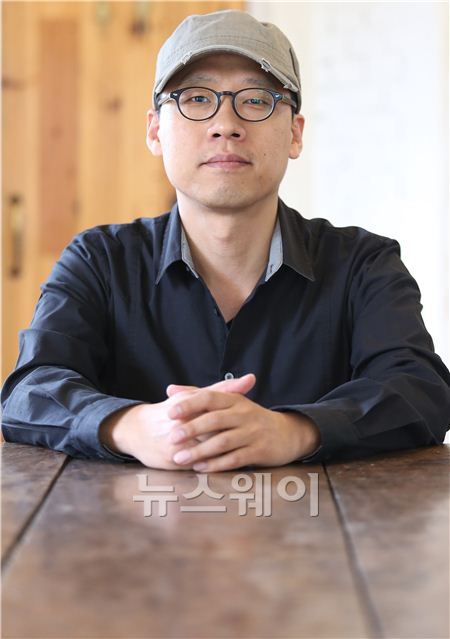 오는 29일 개봉하는 영화 ‘끝까지 간다(감독 김성훈)’의 김성훈 감독 13일 오후 서울 삼청동의 한 카페에서 ‘뉴스웨이’와의 인터뷰에 앞서 사진 촬영을 하고 있다. 김동민 기자 life@newsway.co.kr