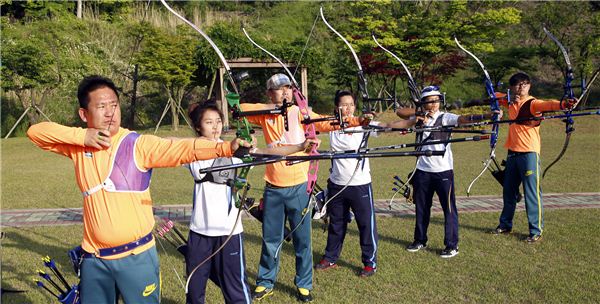 두산중공업(대표이사 부회장 박지원)은 15일 자사 소속 양궁단이 지난해에 이어 한국을 찾은 베트남 국가대표 양궁 선수단과 정기 교류를 가지며 재능 기부를 통해 기술 전수에 나섰다고 밝혔다. 사진=두산중공업 제공