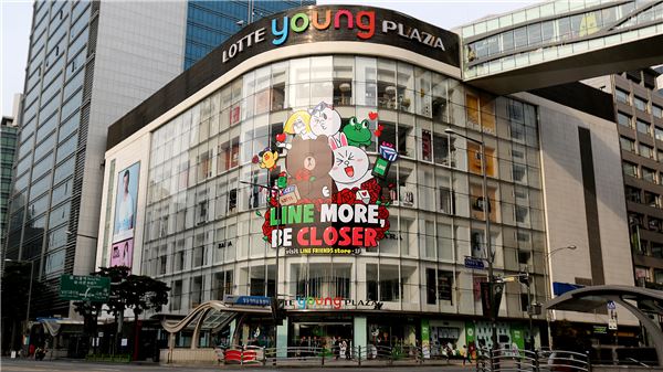 네이버는 지난달 22일 서울 롯데백화점 본점 영플라자 1층에 정규 매장 ‘라인 프렌즈 스토어’를 오픈했다. 사진=네이버 제공