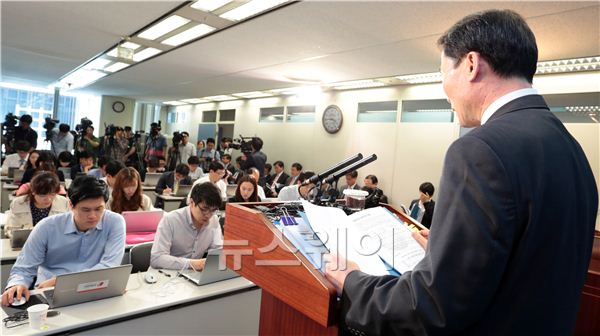 청해진해운 관련 금융검사결과 중간 기자설명회가 15일 오후 서울 영등포구 여의도동 금융감독원 브리핑실에서 열렸다. 권순찬 기획검사국장이 브리핑을 하고 있다. 김동민 기자 life@newsway.co.kr