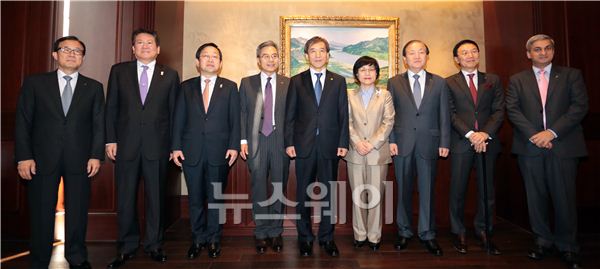 한국은행 금융협의회 참석자들이 16일 오전 서울 남대문로 한국은행 본관에서 금융협의회 시작에 앞서 단체사진을 촬영하고 있다. 김동민 기자 life@newsway.co.kr