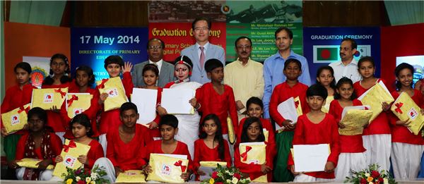 부영그룹과 방글라데시 정부가 공동 개최한 한국형 졸업식 시범 행사에서 선물을 받은 졸업생들과 참석 인사들이 기념사진을 촬영 하고 있다. 사진=부영그룹 제공