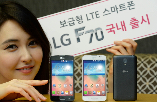 LG전자가 21일 3개 통신사에 동시 출시하는 ‘LG F70’은 국내 최초로 20만원대 출고가로 출시되는 보급형 LTE 스마트폰이다. 사진=LG전자 제공