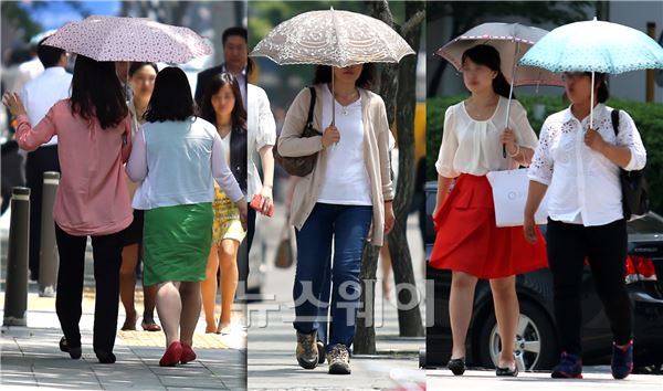 기상청이 발표한 자외선 지수가 높음 단계를 보인 19일 오후 서울 중구 일대를 걷는 시민들이 강한 햇볕을 양산으로 가리고 있다. 이수길 기자 leo2004@newsway.co.kr