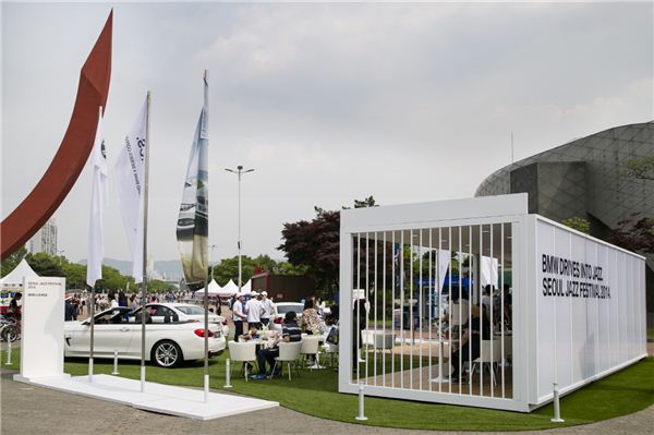 BMW 코리아(대표 김효준)는 지난 17일~ 18일 양일간 올림픽공원에서 진행된 ‘서울 재즈페스티벌 2014’을 공식 후원했다. 사진=BMW 코리아 제공