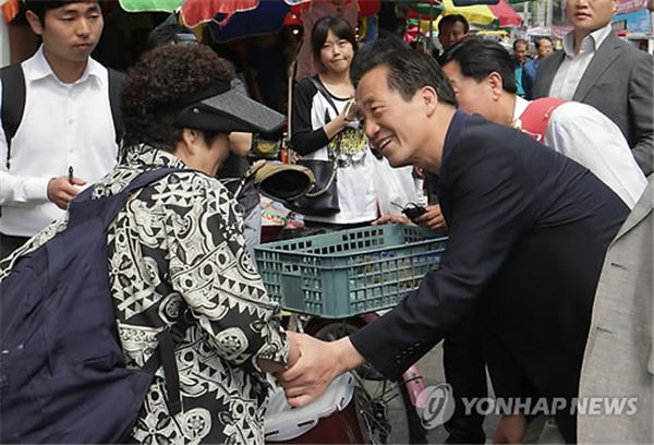 정몽준 새누리당 서울시장 후보가 유권자들과 인사를 나누고 있다. 사진=연합뉴스 제공