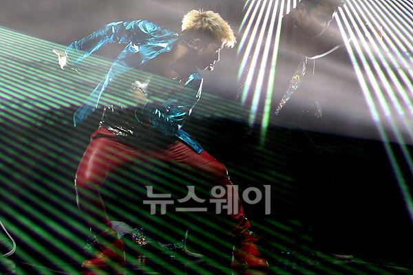 가수 M 이민우가 25일 오후 서울 방이동 올림픽공원 올림픽홀에서 열린 단독 콘서트 ‘2014 M+TEN TOUR IN SEOUL-M STEP’에 참석해 화려한  무대를 선보이고 있다. 이수길 기자 leo2004@newsway.co.kr