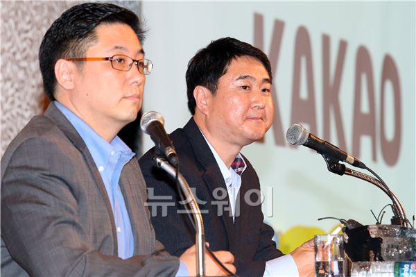 취재진의 질문에 답하는 최세훈 다음커뮤니케이션 대표(왼쪽)와 이석우 카카오 대표. 이수길 기자 leo2004@newsway.co.kr